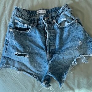 women’s zara size 0 multiple button up light wash jean shorts